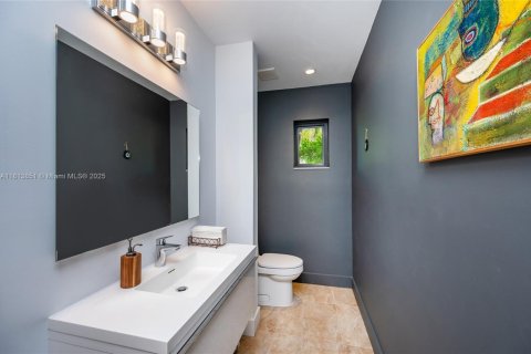 House in Coral Gables, Florida 4 bedrooms, 251.77 sq.m. № 1766452 - photo 11