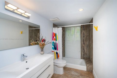 House in Coral Gables, Florida 4 bedrooms, 251.77 sq.m. № 1766452 - photo 22