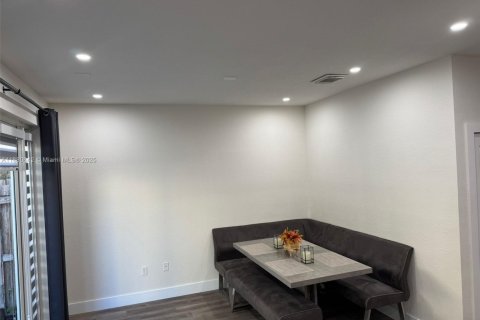 Touwnhouse à vendre à Miami, Floride: 3 chambres, 148.83 m2 № 1929484 - photo 7