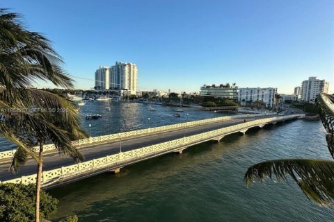 Condominio en Miami Beach, Florida, 2 dormitorios  № 2057610