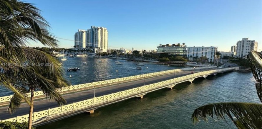 Condominio en Miami Beach, Florida, 2 dormitorios  № 2057610