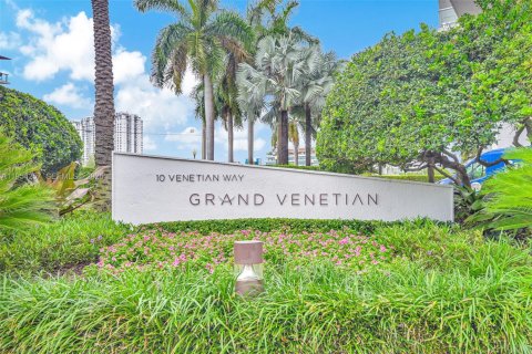 Condo in Miami Beach, Florida, 2 bedrooms  № 2057610 - photo 27