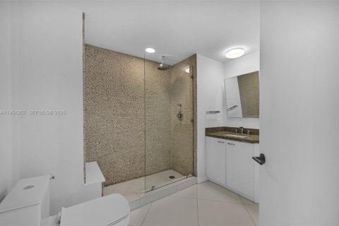 Condo in Miami Beach, Florida, 2 bedrooms  № 2057610 - photo 23