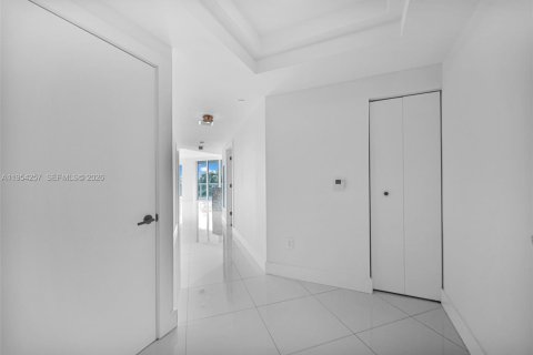 Condo in Miami Beach, Florida, 2 bedrooms  № 2057610 - photo 26