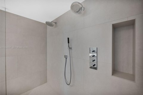 Condo in Miami Beach, Florida, 2 bedrooms  № 2057610 - photo 15