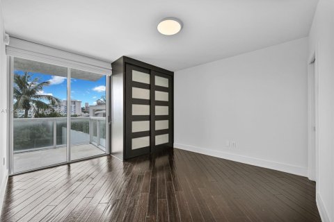 Condo in Miami Beach, Florida, 2 bedrooms  № 2057610 - photo 19
