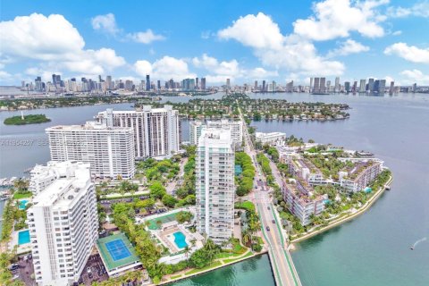 Condo in Miami Beach, Florida, 2 bedrooms  № 2057610 - photo 29