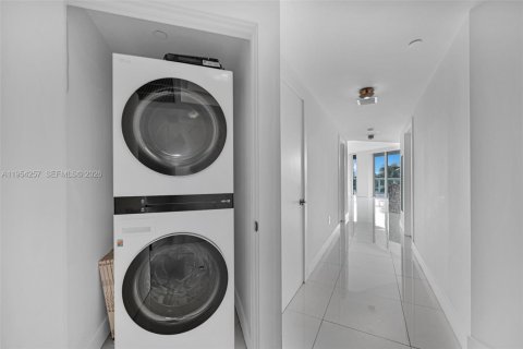 Condo in Miami Beach, Florida, 2 bedrooms  № 2057610 - photo 25