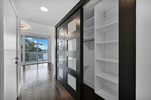 Condo in Miami Beach, Florida, 2 bedrooms  № 2057610 - photo 18