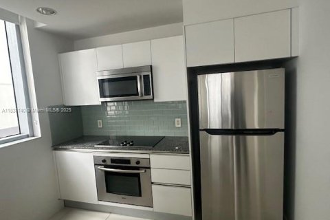 Condominio en alquiler en Miami, Florida, 1 dormitorio, 89.93 m2 № 1821845 - foto 1
