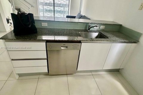 Condominio en alquiler en Miami, Florida, 1 dormitorio, 89.93 m2 № 1821845 - foto 2