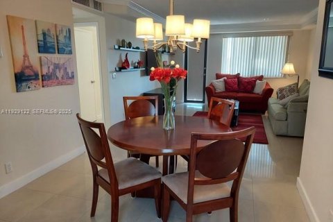 Condo in Hallandale Beach, Florida, 1 bedroom  № 1987470 - photo 19