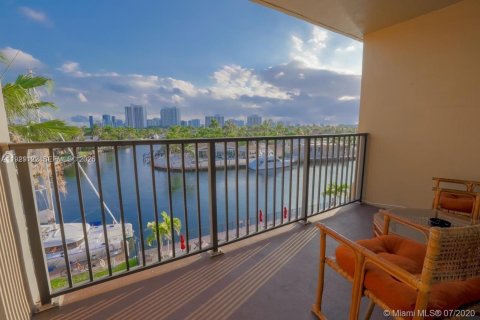 Condo in Hallandale Beach, Florida, 1 bedroom  № 1987470 - photo 15