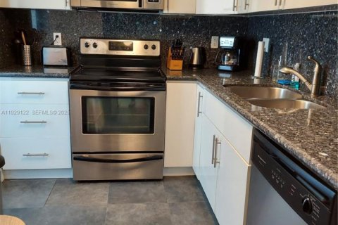 Condo in Hallandale Beach, Florida, 1 bedroom  № 1987470 - photo 26