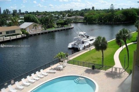 Condo in Hallandale Beach, Florida, 1 bedroom  № 1987470 - photo 8