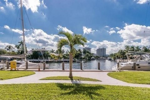 Condo in Hallandale Beach, Florida, 1 bedroom  № 1987470 - photo 11