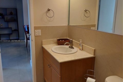 Condo in Hallandale Beach, Florida, 1 bedroom  № 1987470 - photo 30