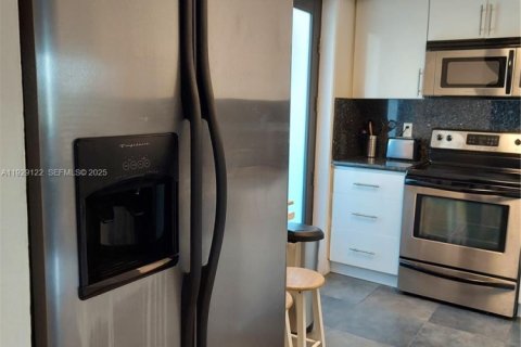 Condo in Hallandale Beach, Florida, 1 bedroom  № 1987470 - photo 28