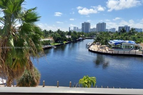 Condo in Hallandale Beach, Florida, 1 bedroom  № 1987470 - photo 14
