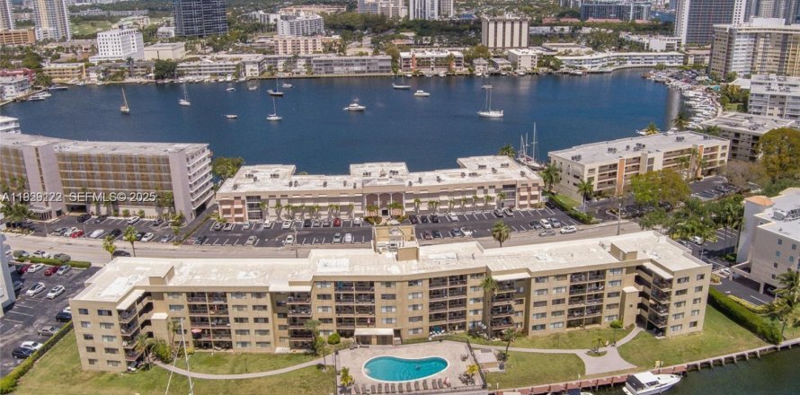 Condo in Hallandale Beach, Florida, 1 bedroom  № 1987470