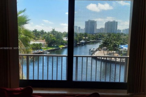 Condo in Hallandale Beach, Florida, 1 bedroom  № 1987470 - photo 25