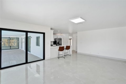 House in Weston, Florida 4 bedrooms, 222.59 sq.m. № 2080634 - photo 21