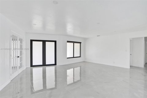 House in Weston, Florida 4 bedrooms, 222.59 sq.m. № 2080634 - photo 13