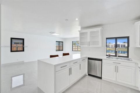 House in Weston, Florida 4 bedrooms, 222.59 sq.m. № 2080634 - photo 20