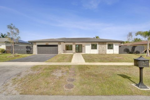 House in Weston, Florida 4 bedrooms, 222.59 sq.m. № 2080634