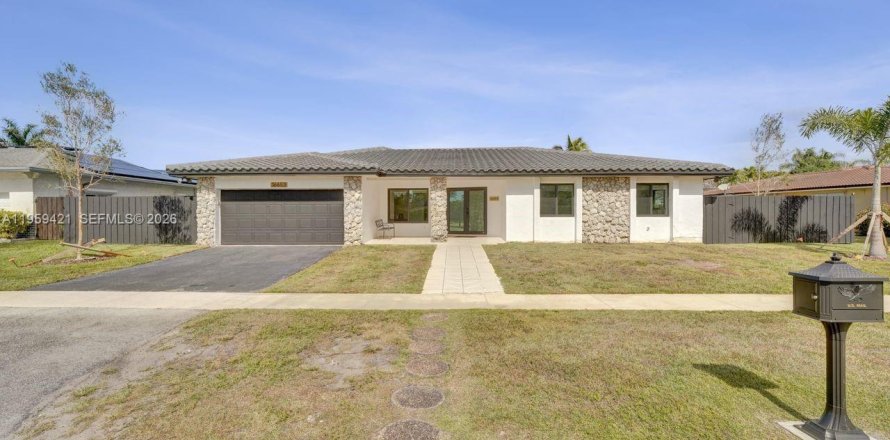 House in Weston, Florida 4 bedrooms, 222.59 sq.m. № 2080634
