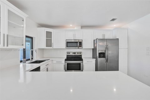House in Weston, Florida 4 bedrooms, 222.59 sq.m. № 2080634 - photo 18