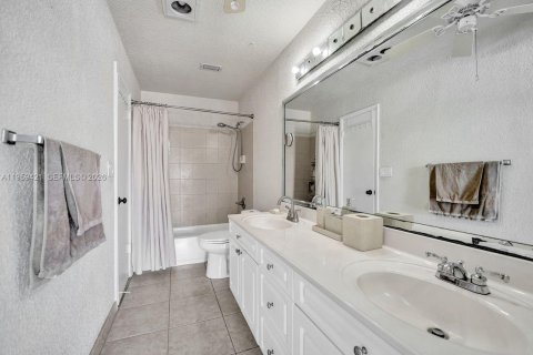 House in Weston, Florida 4 bedrooms, 222.59 sq.m. № 2080634 - photo 27