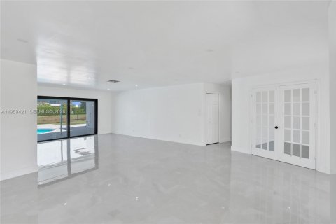 House in Weston, Florida 4 bedrooms, 222.59 sq.m. № 2080634 - photo 9