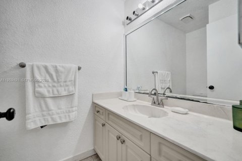 House in Weston, Florida 4 bedrooms, 222.59 sq.m. № 2080634 - photo 28