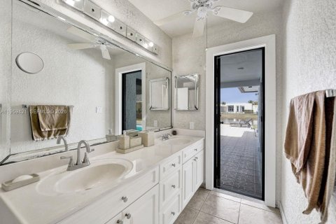 House in Weston, Florida 4 bedrooms, 222.59 sq.m. № 2080634 - photo 26