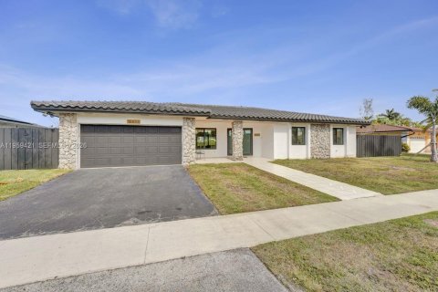 House in Weston, Florida 4 bedrooms, 222.59 sq.m. № 2080634 - photo 4