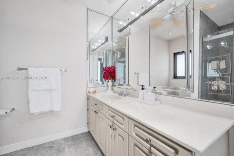 House in Weston, Florida 4 bedrooms, 222.59 sq.m. № 2080634 - photo 25