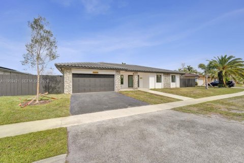 House in Weston, Florida 4 bedrooms, 222.59 sq.m. № 2080634 - photo 3