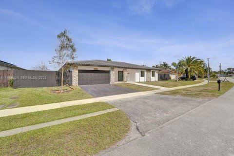 House in Weston, Florida 4 bedrooms, 222.59 sq.m. № 2080634 - photo 2