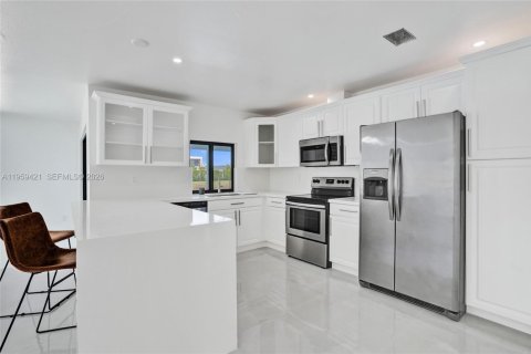 House in Weston, Florida 4 bedrooms, 222.59 sq.m. № 2080634 - photo 15