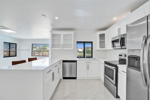 House in Weston, Florida 4 bedrooms, 222.59 sq.m. № 2080634 - photo 16