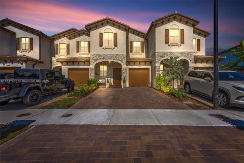 Touwnhouse à vendre à Miami, Floride: 3 chambres, 157.47 m2 № 1935347 - photo 1
