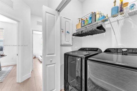 Touwnhouse à vendre à Miami, Floride: 3 chambres, 157.47 m2 № 1935347 - photo 27