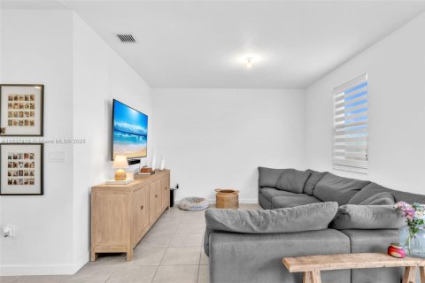 Touwnhouse à vendre à Miami, Floride: 3 chambres, 157.47 m2 № 1935347 - photo 18