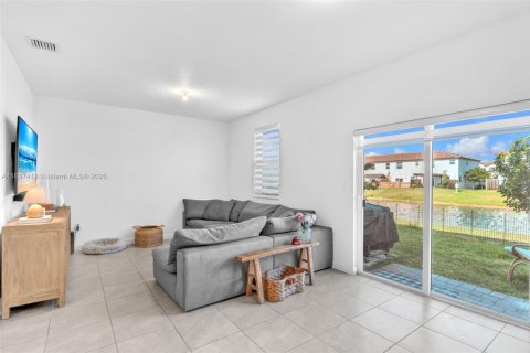 Touwnhouse à vendre à Miami, Floride: 3 chambres, 157.47 m2 № 1935347 - photo 15