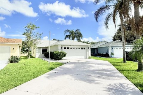 House in Melbourne, Florida 3 bedrooms, 96.99 sq.m. № 1898475 - photo 1