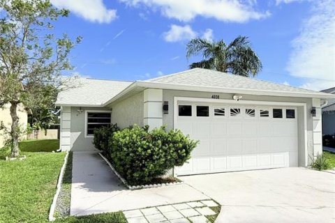 House in Melbourne, Florida 3 bedrooms, 96.99 sq.m. № 1898475 - photo 2