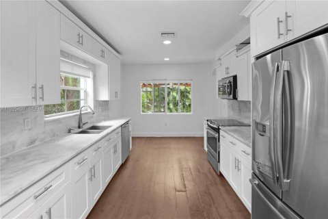 Casa en venta en Coral Gables, Florida, 4 dormitorios, 228.26 m2 № 1984164 - foto 10