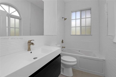 Casa en venta en Coral Gables, Florida, 4 dormitorios, 228.26 m2 № 1984164 - foto 19