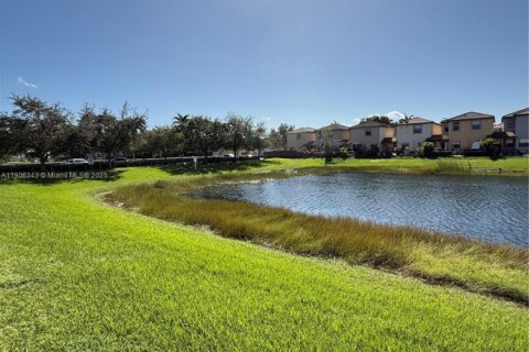 Townhouse in Homestead, Florida 4 bedrooms, 180.79 sq.m. № 1956915 - photo 14